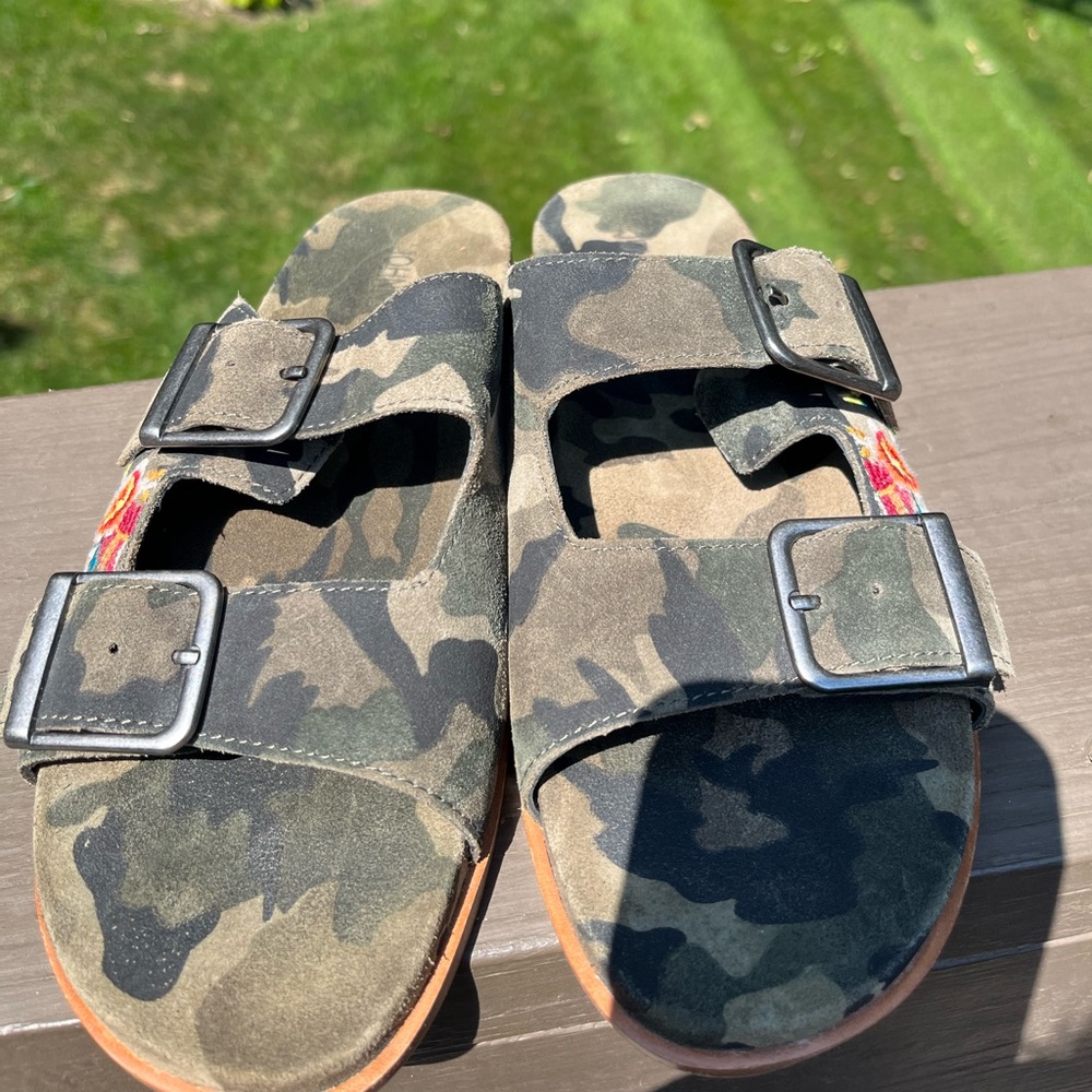 🦋NEW JOHNNY WAS EMBROIDERED BUCKLE SLIDES SANDALS IN CAMO 7 - Picture 3 of 4